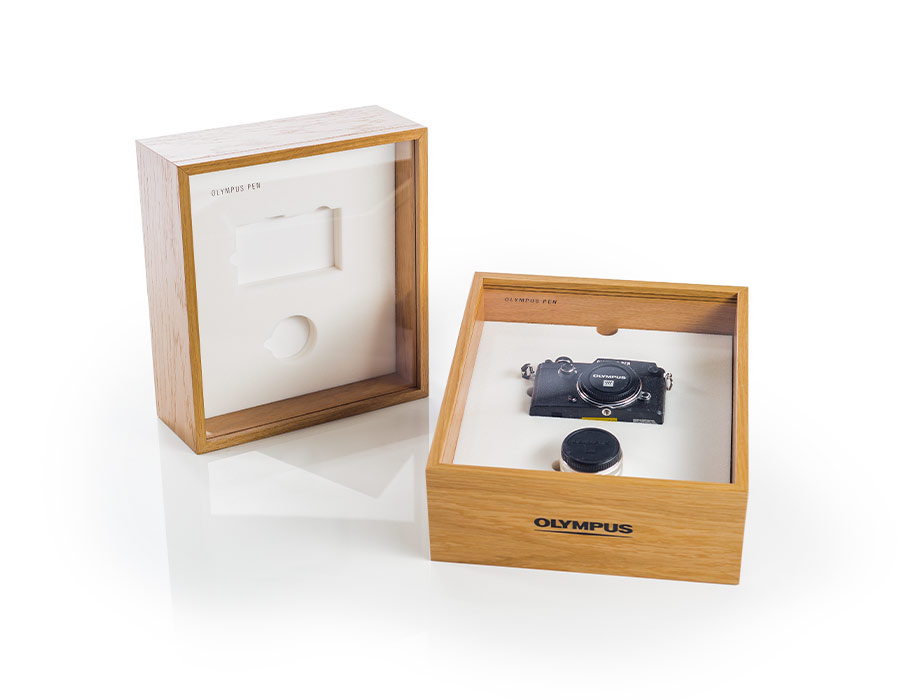 Produktverpackungen aus Holzimitat für Olympus Kameras