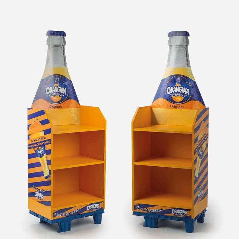 Deux présentoirs Orangina orange et bleus avec étagères et grande bouteille au sommet sur fond blanc