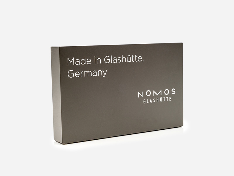 Markenaufsteller für den POS und die Warenpräsentation von Nomos Uhren