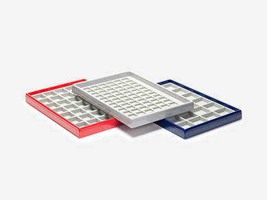 Merchandise presentation with stackable trays for industry
